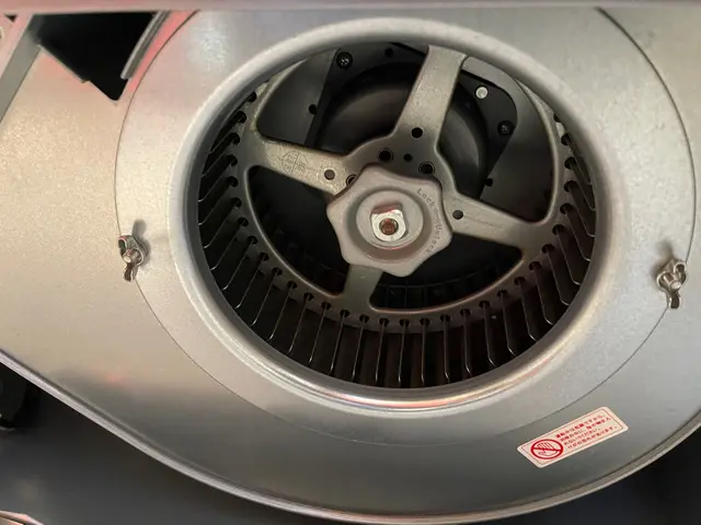 レンジフードの油汚れ、プロの洗剤と道具で除去します！サービスの画像