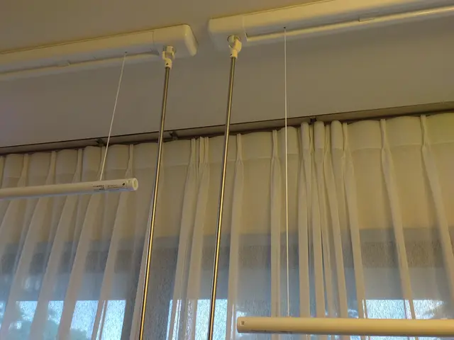 アプリ施工件数全国一位★ホスクリーン★屋外・アイアンバー可！金属コンクリ下地◎サービスの画像