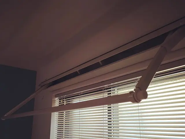 アプリ施工件数全国一位★ホスクリーン★屋外・アイアンバー可！金属コンクリ下地◎サービスの画像