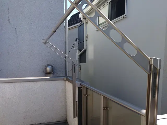 アプリ施工件数全国一位★ホスクリーン★屋外・アイアンバー可！金属コンクリ下地◎サービスの画像