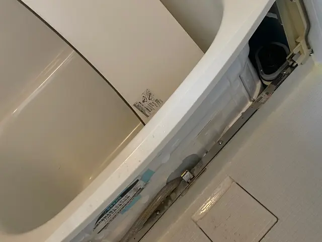 黒カビ、水アカ、石けんカスで汚れた浴室もピカピカに^_^ 丁寧に仕上げます。サービスの画像