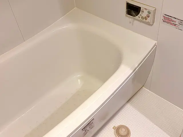 黒カビ、水アカ、石けんカスで汚れた浴室もピカピカに^_^ 丁寧に仕上げます。サービスの画像