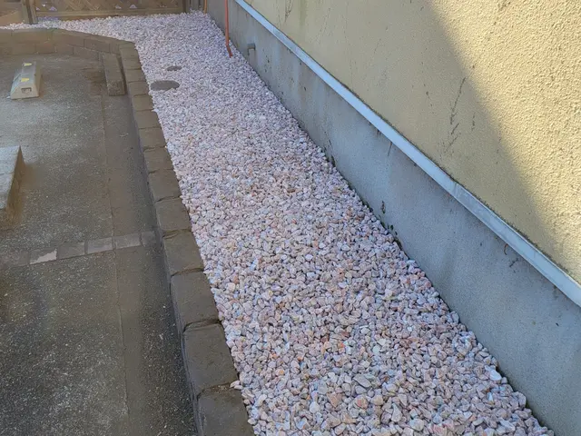 ☆明るいお庭へ大変身！笑顔にさせてみせます^^☆防草効果抜群☆化粧砂利でお洒落☆サービスの画像