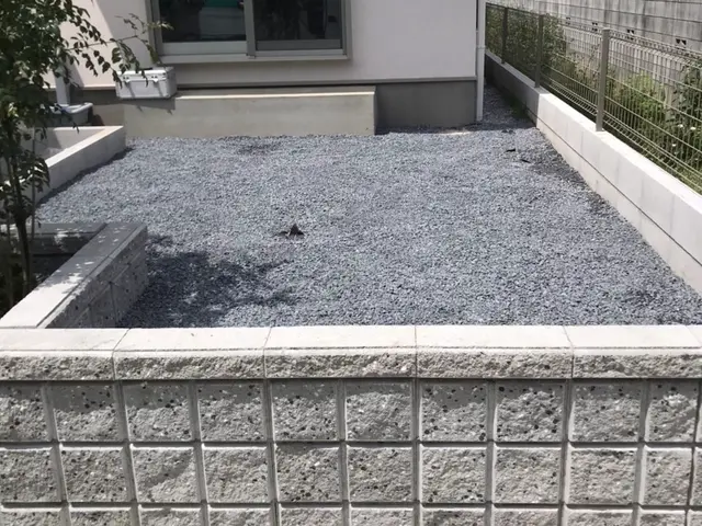 ☆明るいお庭へ大変身！笑顔にさせてみせます^^☆防草効果抜群☆化粧砂利でお洒落☆サービスの画像
