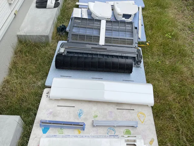 エアコンのドレンパンとフアンの部品分解をできる限り分解しエアコンの完全分解出来るサービスの画像