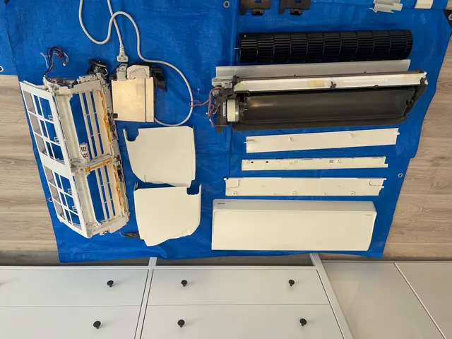 エアコンのドレンパンとフアンの部品分解をできる限り分解しエアコンの完全分解出来るサービスの画像