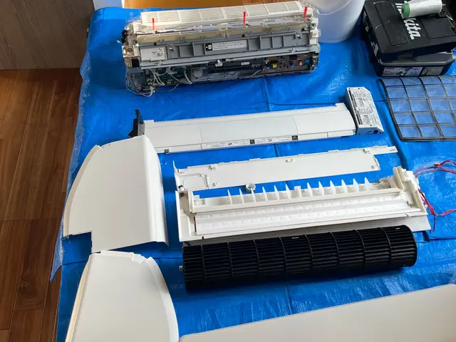 エアコンのドレンパンとフアンの部品分解をできる限り分解しエアコンの完全分解出来るサービスの画像