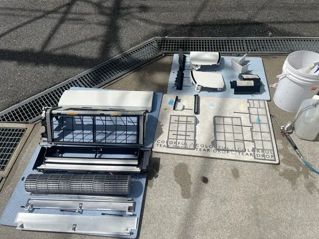 エアコンのドレンパンとフアンの部品分解をできる限り分解しエアコンの完全分解出来るサービスの画像