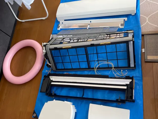 エアコンのドレンパンとフアンの部品分解をできる限り分解しエアコンの完全分解出来るサービスの画像