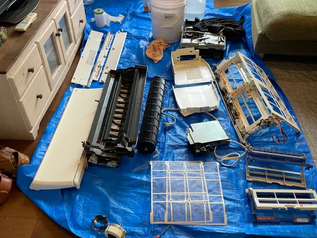 エアコンのドレンパンとフアンの部品分解をできる限り分解しエアコンの完全分解出来るサービスの画像