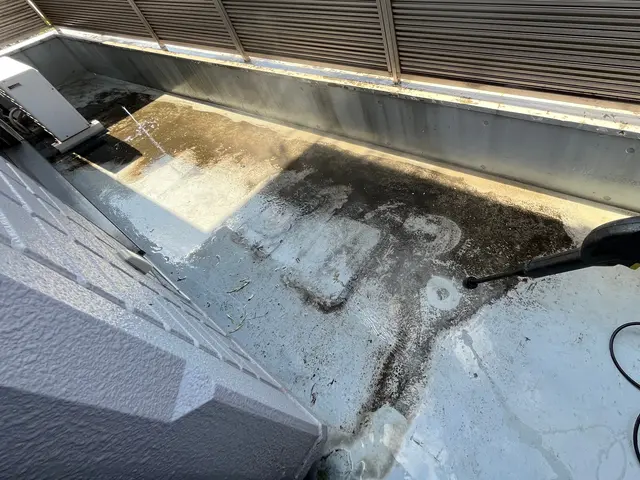 【職人歴10年】お客様の家のベランダや屋上の床を新築同様の綺麗さに変えます！サービスの画像