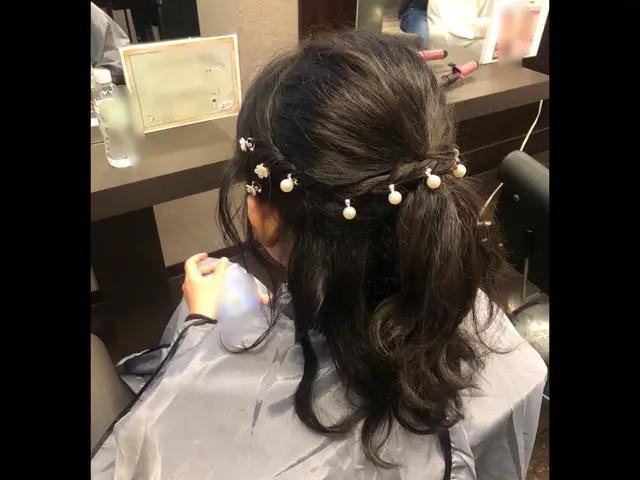 美容師が行う出張ヘアメイクサービスの画像