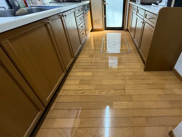 ☆フロア床徹底洗浄☆オフィスや店舗、ご自宅のフローリングをピカピカに洗浄いたしまサービスの画像