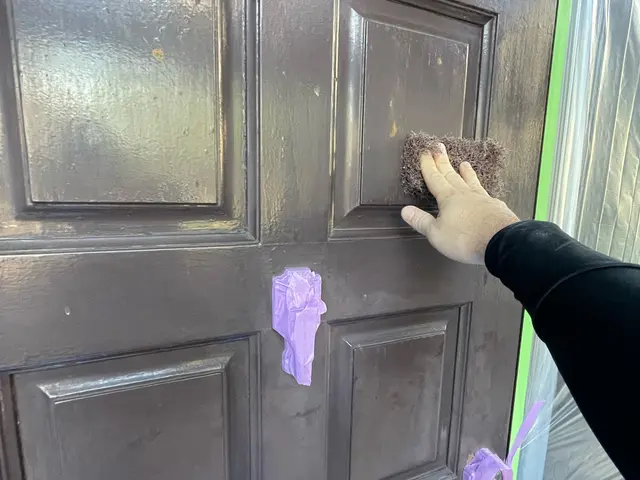 木製、鉄製ドアの塗装承ります！サービスの画像