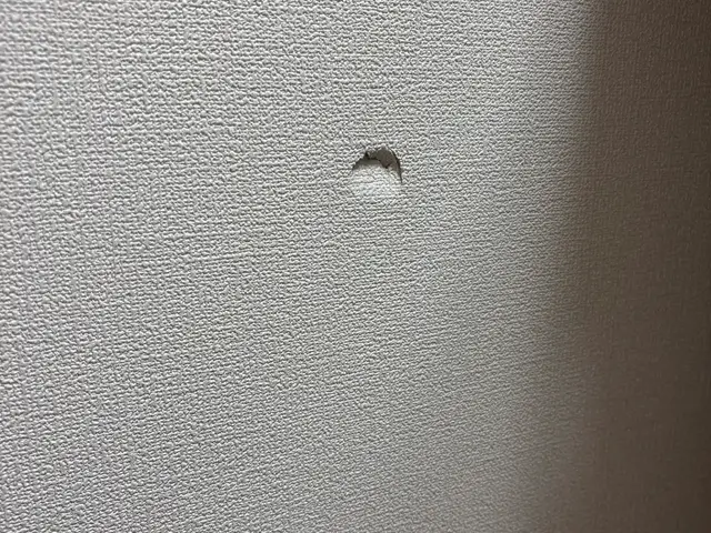 壁の穴、凹みの補修をします。サービスの画像