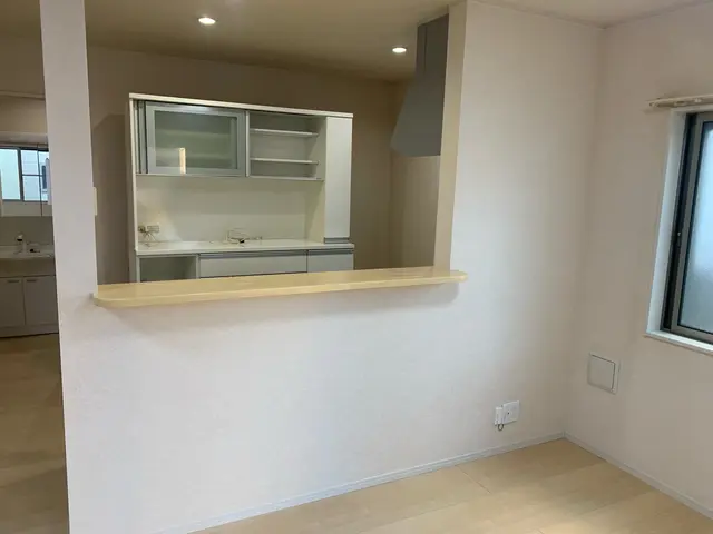 『適正価格宣言の店』汚れた壁紙をクリーニングと塗替える技術で綺麗にします。サービスの画像