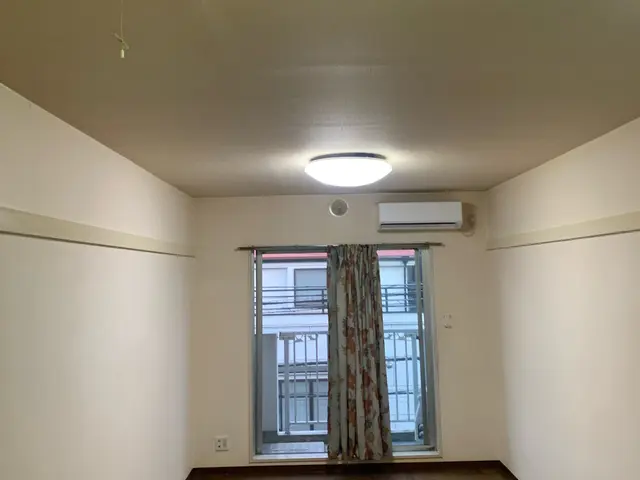 『適正価格宣言の店』汚れた壁紙をクリーニングと塗替える技術で綺麗にします。サービスの画像