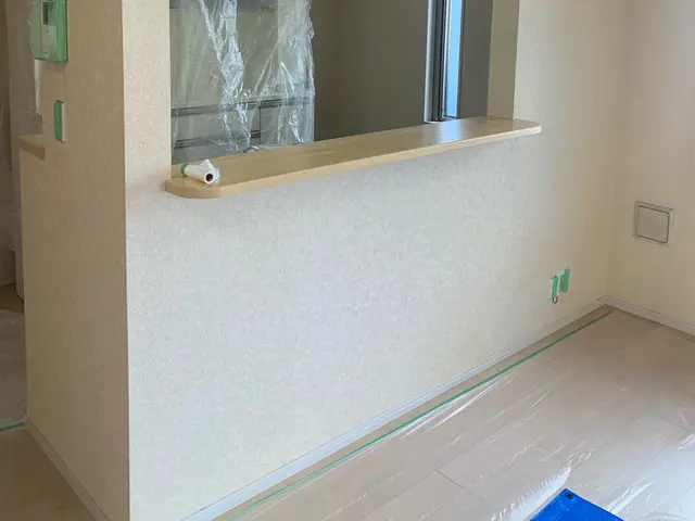 『適正価格宣言の店』汚れた壁紙をクリーニングと塗替える技術で綺麗にします。サービスの画像