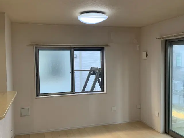 『適正価格宣言の店』汚れた壁紙をクリーニングと塗替える技術で綺麗にします。サービスの画像