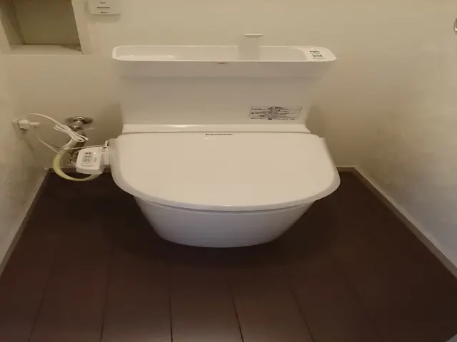 トイレリフォーム得意です　ついでに壁紙　床材張替えがお得！　任せて安心　自社施工サービスの画像