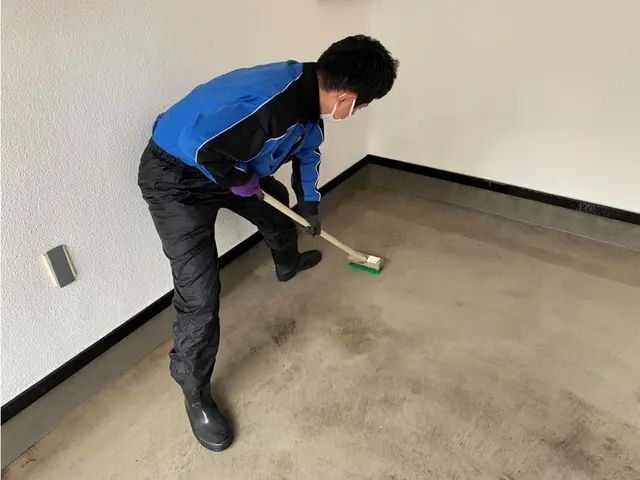 【駐車場の高圧洗浄】☆洗剤サービス中、丁寧作業でご好評いただいております！サービスの画像