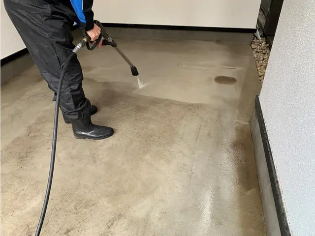 【駐車場の高圧洗浄】☆洗剤サービス中、丁寧作業でご好評いただいております！サービスの画像