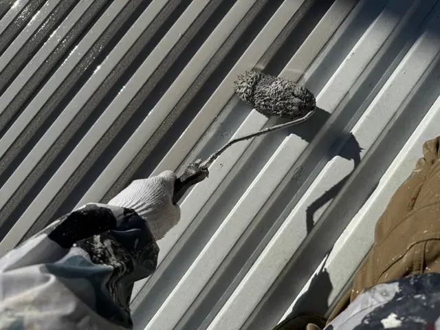 トタン屋根は熱伝導率が高いので遮熱塗料を使用しますサービスの画像