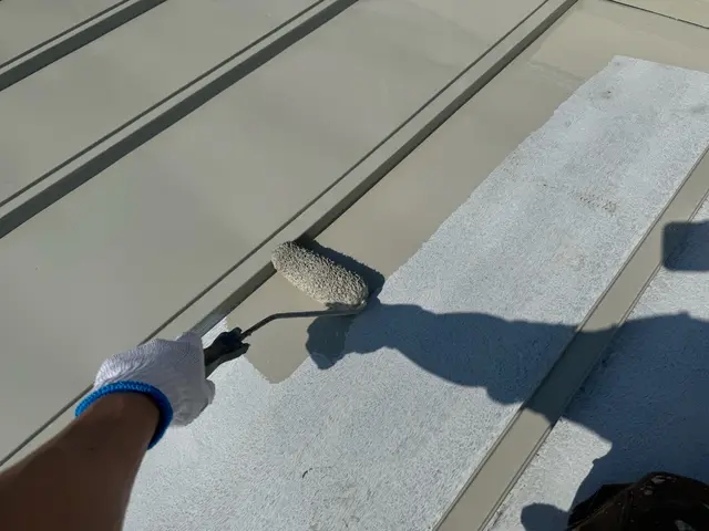 トタン屋根は熱伝導率が高いので遮熱塗料を使用しますサービスの画像