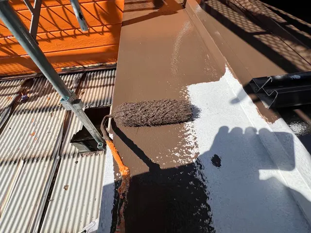 トタン屋根は熱伝導率が高いので遮熱塗料を使用しますサービスの画像