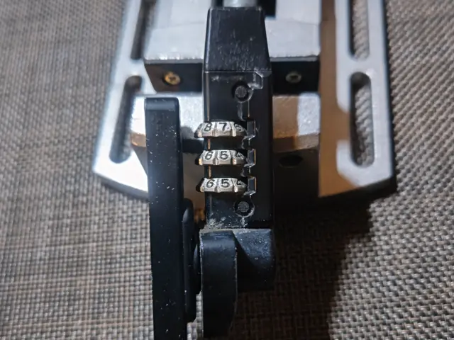 窓の鍵、クレセント錠交換サービスの画像