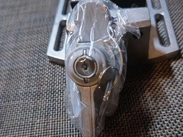 窓の鍵、クレセント錠交換サービスの画像