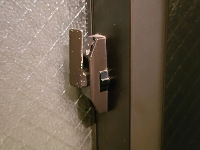 窓の鍵、クレセント錠交換サービスの画像