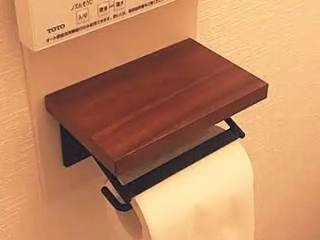 トイレットペーパーホルダーの交換作業サービスの画像