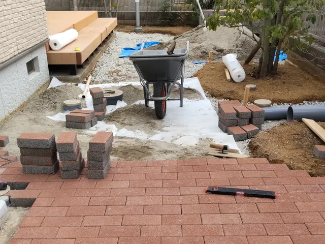 雑草対策に抜群のレンガやインターロッキングは如何ですか？サービスの画像