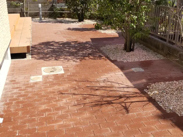 雑草対策に抜群のレンガやインターロッキングは如何ですか？サービスの画像