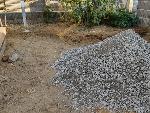 雑草対策に抜群のレンガやインターロッキングは如何ですか？サービスの画像