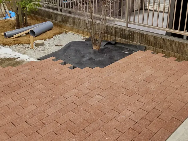 雑草対策に抜群のレンガやインターロッキングは如何ですか？サービスの画像