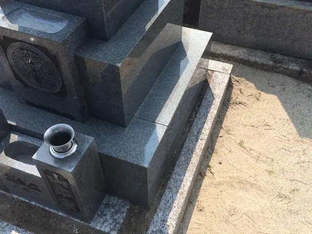 お墓クリーニングと墓石再生コーティングサービスの画像