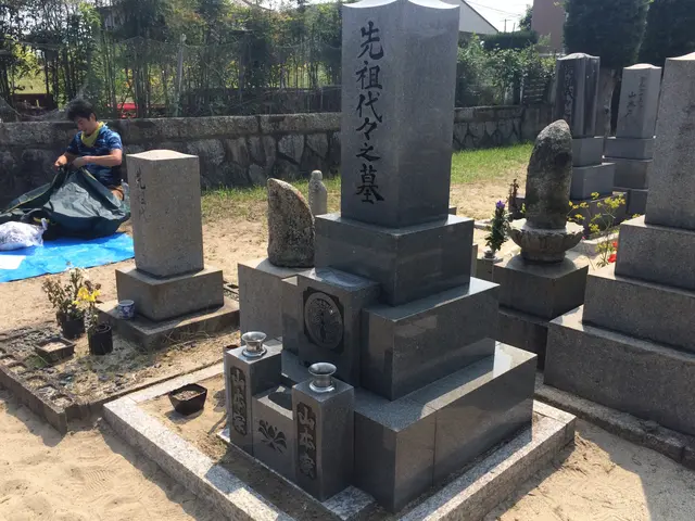 お墓クリーニングと墓石再生コーティングサービスの画像