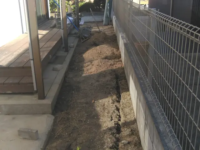 雑草対策の方法は、防草シート、マット、除草剤散布サービスの画像