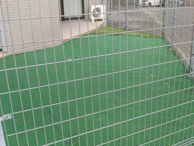 雑草対策の方法は、防草シート、マット、除草剤散布サービスの画像