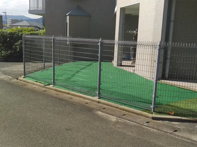 雑草対策の方法は、防草シート、マット、除草剤散布サービスの画像