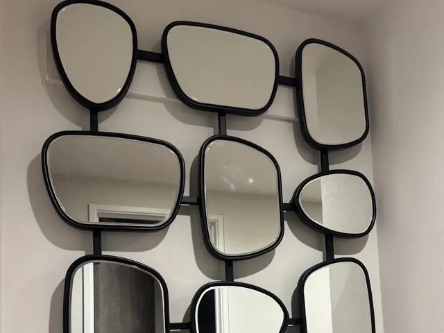 壁掛けミラー各種取付サービスの画像