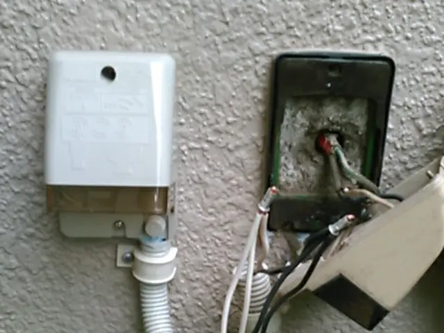 屋外用防水コンセントの修理と交換サービスの画像