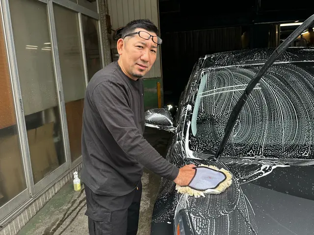 【プロが真心こめて洗車します】☆年中無休　☆完全自社対応【代車無料貸出し】サービスの画像