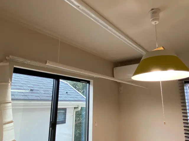 【埼玉東京】室内ホスクリーン 等の取り付けします。アイアンバー、ハンギングバー。サービスの画像