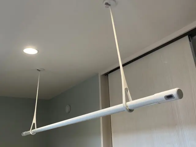 【埼玉東京】室内ホスクリーン 等の取り付けします。アイアンバー、ハンギングバー。サービスの画像