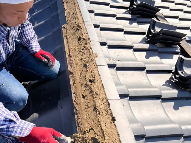 「経験20年の瓦工事の専門職が雨漏りを完全ストップ！写真報告で安心の透明作業」サービスの画像