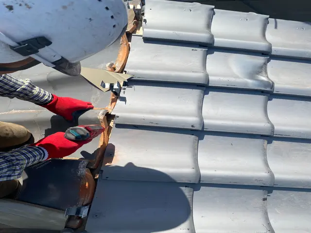 「経験20年の瓦工事の専門職が雨漏りを完全ストップ！写真報告で安心の透明作業」サービスの画像