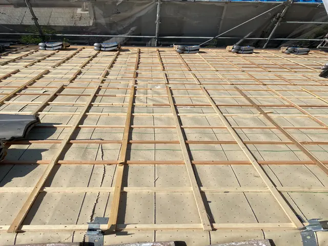 「経験20年の瓦工事の専門職が雨漏りを完全ストップ！写真報告で安心の透明作業」サービスの画像